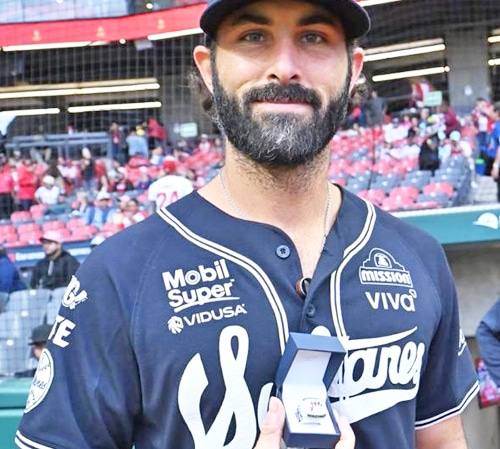 FUE RIVAL EN EL JUEGO DEL TÍTULO… ¡Y RECIBE ANILLO!