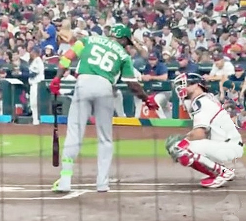 CON EL UNIFORME DE MÉXICO EL SHOW “LO ROBA” RANDY