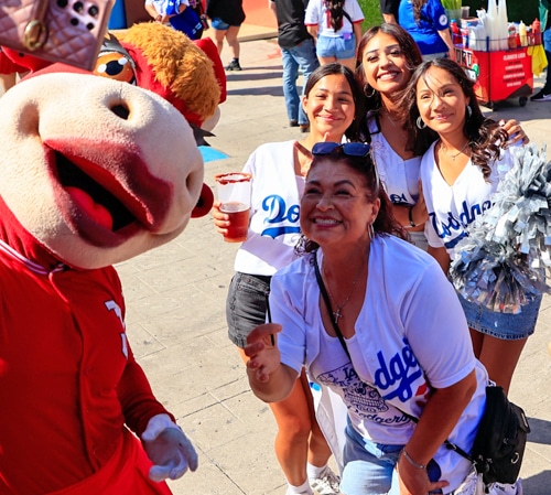 JUSTIN TURNER ATRAE A 500 DODGER-FANS A TIJUANA