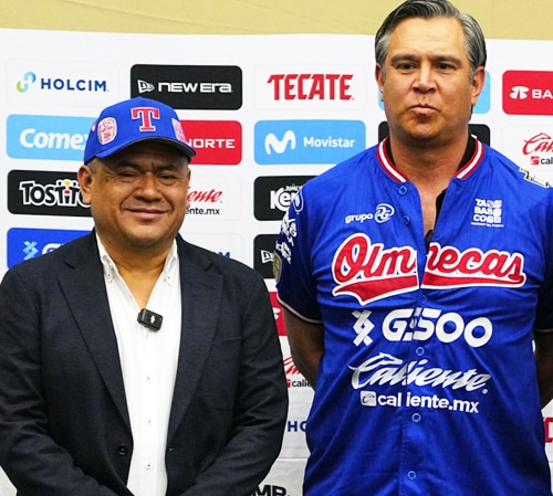 MÁNAGER CONFIADO, DIRECTIVO EMOCIONADO