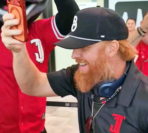 JUSTIN TURNER SE LA ESTÁ PASANDO “BOMBA”